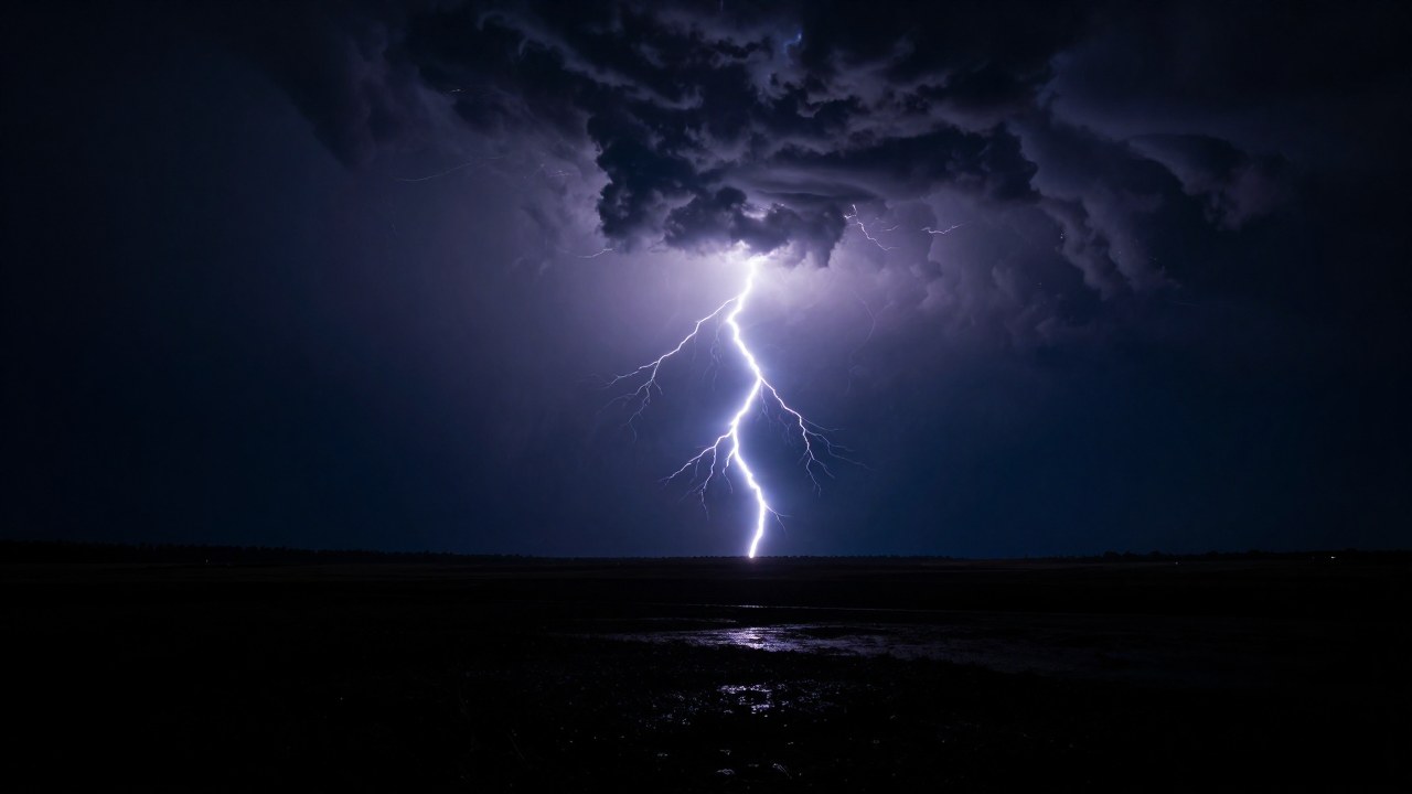 Paisaje desolado bajo tormenta nocturna con un relámpago intenso atravesando el horizonte.